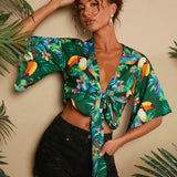 TRVLCHIC Blusa de manga acampanada con nudo frontal de verano para mujer, tejido de vacaciones, atuendos de festival de rave, camisas casuales para mujer, crop top, camisa hawaiana, cardigan de verano