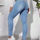 Jeans ajustados casuales con decoracion de tachuelas