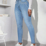 Jeans ajustados casuales con decoracion de tachuelas