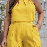 Slayr Elegante conjunto de dos piezas para mujer en amarillo, con tirantes, parte superior suelta con pliegues invertidos delanteros, cinturilla elastica y shorts con dobladillo ondulado