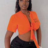 Slayr Camisa casual de mujer de color naranja recortada con cuello redondo y cuello en V abierto, mangas amplias y estampado de letras inglesas con placket