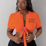 Slayr Camisa casual de mujer de color naranja recortada con cuello redondo y cuello en V abierto, mangas amplias y estampado de letras inglesas con placket