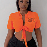 Slayr Camisa casual de mujer de color naranja recortada con cuello redondo y cuello en V abierto, mangas amplias y estampado de letras inglesas con placket