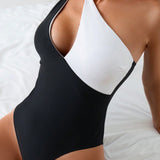 Nuevo traje de bano de una pieza en blanco y negro con diseno de recorte y estilo de hombro oblicuo para una apariencia sexy en las vacaciones en la playa (mujeres)