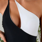 Nuevo traje de bano de una pieza en blanco y negro con diseno de recorte y estilo de hombro oblicuo para una apariencia sexy en las vacaciones en la playa (mujeres)