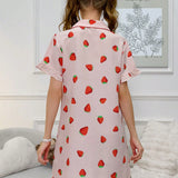 Vestido de dormir de botones de manga corta con estampado de fresa y cuello con ribete de contraste para mujer