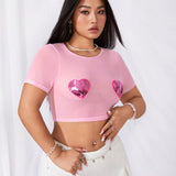 Camiseta de manga corta ajustada con lentejuelas y patron de corazones en malla transparente para damas