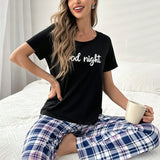 Conjunto de pijama a cuadros con camiConjuntoa de manga corta y pantalon largo con letras impresas