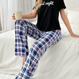 Conjunto de pijama a cuadros con camiConjuntoa de manga corta y pantalon largo con letras impresas