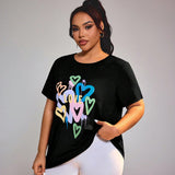 Camiseta de manga corta con estampado de corazones coloridos para mujer en tallas grandes con estilo