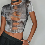 Graphic Havoc Top de moda urbana ajustado con estampado oscuro y espalda perforada para mujer en tela de malla