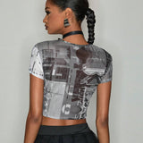 Graphic Havoc Top de moda urbana ajustado con estampado oscuro y espalda perforada para mujer en tela de malla