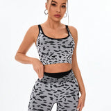 Conjunto de ropa deportiva y de yoga para mujeres con parte superior y shorts con borde estampado de leopardo