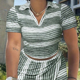Slayr Conjunto de dos piezas para mujeres compuesto por una camiseta corta casual con solapa + cuello en V y manga corta, y una falda mini con parche diagonal, con diseno de rayas verdes y blancas - C