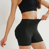 Shorts de yoga modernos para mujeres con banda ancha para la cintura, bolsillos con solapa y diseno fruncido. Shorts tipo boxeador para mujeres