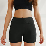 Shorts de yoga modernos para mujeres con banda ancha para la cintura, bolsillos con solapa y diseno fruncido. Shorts tipo boxeador para mujeres