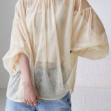 -Less Blusa de cuello alto de manga farol transparente de organdi