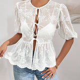 Essnce Blusa veraniega blanca bordada con dee de nudo en el frente y ribete de volante con dees transparentes