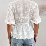 Essnce Blusa veraniega blanca bordada con dee de nudo en el frente y ribete de volante con dees transparentes