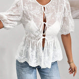 Essnce Blusa veraniega blanca bordada con dee de nudo en el frente y ribete de volante con dees transparentes