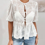 Essnce Blusa veraniega blanca bordada con dee de nudo en el frente y ribete de volante con dees transparentes