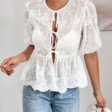 Essnce Blusa veraniega blanca bordada con dee de nudo en el frente y ribete de volante con dees transparentes