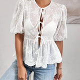 Essnce Blusa veraniega blanca bordada con dee de nudo en el frente y ribete de volante con dees transparentes