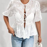 Essnce Blusa veraniega blanca bordada con dee de nudo en el frente y ribete de volante con dees transparentes