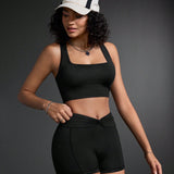 Sport Streetz Conjunto deportivo de bra y shorts deportivos con frente retorcido para mujer, traje deportivo para mujer, ropa de tenis para mujer