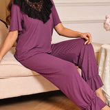 Conjunto de pijama de talla estandar para mujer con parte superior y pantalon con cuello redondo y manga corta con empalme de encaje romantico