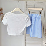 EZwear Conjunto de verano informal compuesto por camiseta blanca ajustada con cuello cuadrado y pantalones cortos a rayas