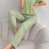 Conjunto de pijama de manga corta con estampado de letras y pantalones a rayas largos