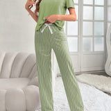 Conjunto de pijama de manga corta con estampado de letras y pantalones a rayas largos