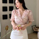 DAZY Camisa estampada con flores de manga corta, cuello en V, cruzada y con nudo en la cintura, ideal para un aspecto elegante de verano para mujer