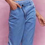 MISSGUIDED Jeans ajustados con diseno de cintura asimetrica y dobladillo desgastado