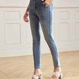 MOTF Classy JEANS AJUSTADOS CON BOLSILLOS EN DIAGONAL Y DETALLE DE BOTON DORADO