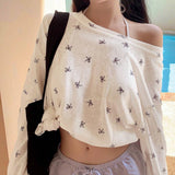 DAZY Top corto para cubrir, manga larga y estampado de mariposas para mujer en cuello asimetrico de vacaciones con lazo