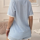 Conjunto de pijama de manga corta y pantalon corto con estampado de cuadros y ribete de encaje