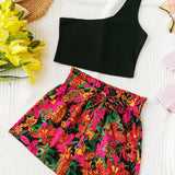 WYWH Conjunto de 2 piezas de estilo de vacaciones para mujeres, parte superior corta asimetrica negra de punto con shorts sueltos con estampado de frutas tropicales y flores rojas sobre fondo negro, ideal para conciertos de verano y graduaciones