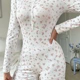 Enterizo pijama con media tapeta abotonada y estampado floral delicado, manga larga