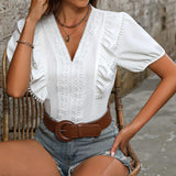 Essnce Camisa blanca de mujer con pequeno cuello en V, cuello empalmado con encaje, mangas con borde floral calado y dobladillo con volantes