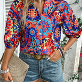 Blusa estampada al azar con escote en V y mangas de cinco puntas