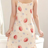 Lindo vestido de dormir estilo cami con estampado de fresas y pequenas flores en estilo puro