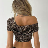 Camiseta corta con cuello asimetrico y estampado de leopardo para figura delgada