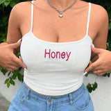 Camiseta crop elastica y acanalada en tejido de punto para mujer de a grande, versatil para las vacaciones de verano en la playa o los dias casuales, de color blanco y bordada con la palabra en ingles "Honey"