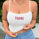 Camiseta crop elastica y acanalada en tejido de punto para mujer de a grande, versatil para las vacaciones de verano en la playa o los dias casuales, de color blanco y bordada con la palabra en ingles "Honey"