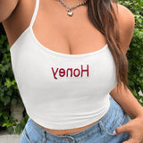 Camiseta crop elastica y acanalada en tejido de punto para mujer de a grande, versatil para las vacaciones de verano en la playa o los dias casuales, de color blanco y bordada con la palabra en ingles "Honey"