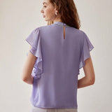 Blusa con cuello alto simulado, dees de pedreria y mangas con volantes