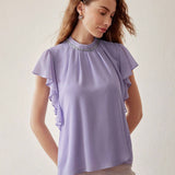 Blusa con cuello alto simulado, dees de pedreria y mangas con volantes