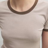 Camiseta de punto con cuello en U ajustado para mujer